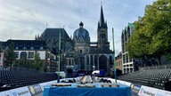 Blick auf die Stabhochsprung-Anlage auf dem Katschhof am Aachener Dom.