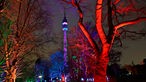 Der Florianturm in Dortmund wird bei Nacht angestrahlt.
