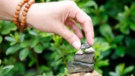 Miniatur-Stupa aus Steinen