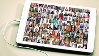 Montage: Collage von teilnehmenden Kandidat*innen-Fotos montiert in ein Tablet