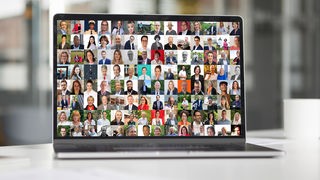 Montage: Collage von teilnehmenden Kandidat*innen-Fotos montiert in ein Laptop