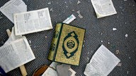 Zerrissener Koran auf der Straße