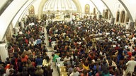 Christen feiern Gottesdienst im Irak