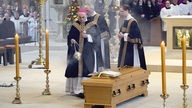 Der Sarg des verstorbenen Bischofs Reinhard Lettmann steht in dem Dom zu Münster vor dem Altar