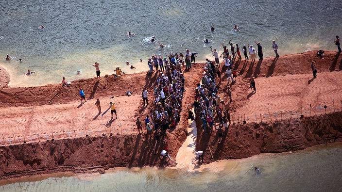 Luftbild von Demonstration am Staudamm-Projekt Belo Monte
