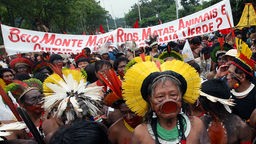 Ureinwohner demonstrieren gegen das Staudamm-Projekt Belo Monte in Brasilien