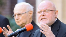 Kardinal Reinhard Marx (r.) ist neuer Vorsitzender der Deutschen Bischofskonferenz,(l) Erzbischof Robert Zollitsch.