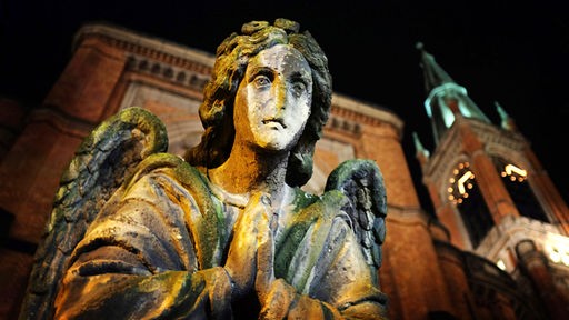 Engel-Statue vor einer Düsseldorfer Kirche