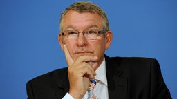 Prof. Jörg M. Fegert guckt nachdenklich