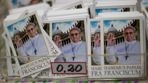 Bildchen mit dem neugewählten Papst Franziskus werden bereits am 14.03.2013 am Vatikan verkauft