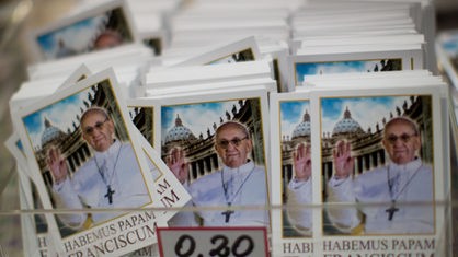 Bildchen mit dem neugewählten Papst Franziskus werden bereits am 14.03.2013 am Vatikan verkauft