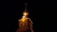 Kirche beleuchtet bei Nacht