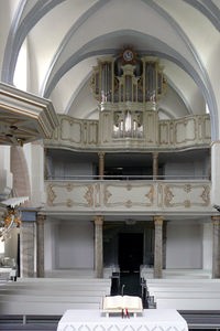 Orgel-Empore ebenfalls in Weiß