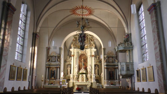 St. Johannes Baptist Innenansicht mit Blick auf den Altar
