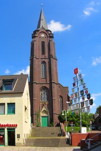 katholische Kirche St. Peter in Nettetal-Hinsbeck, Blick von der Strasse auf den Kircheturm