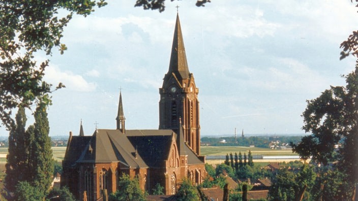 katholische Kirche St. Peter in Nettetal-Hinsbeck, Blick vom Hügel auf die Kirche