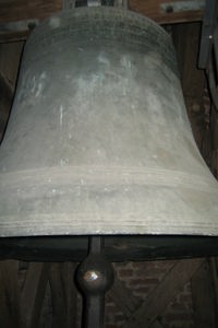 Große Glocke mit schwerem Klöppel