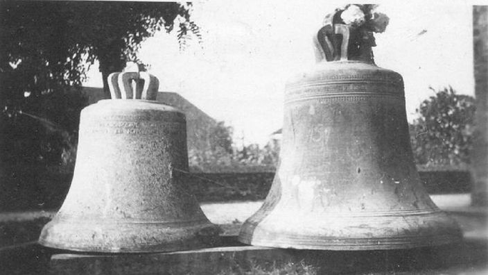 Historisches Bild von 1949 mit zwei Glocken noch am Boden
