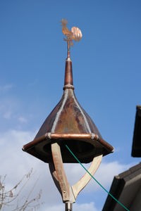 Wetterhahn der Kapelle über kleinem Dach mit innenliegendem Glöckchen