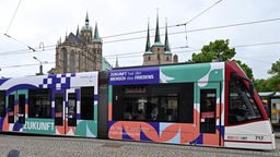 Straßenbahn mit Logos vom Katholikentag in Erfurt vorgestellt