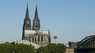 Kölner Dom Vollansicht an ein sonniger Tag