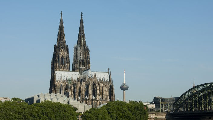 Kölner Dom Vollansicht an ein sonniger Tag