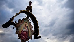 Bildnis einer Madonna vor dunklen Wolken