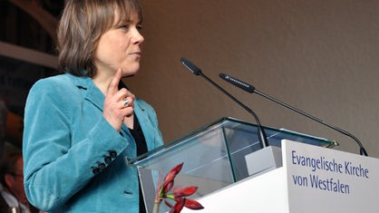 Annette Kurschus spricht am Rednerpult