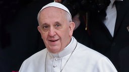 Papst Franziskus steht vor der Basilica Santa Maria Maggiore