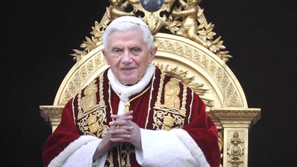 Papst Benedict XVI auf dem Balkon der St. Peter Basilica in der Vatikanstadt  
