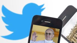 Montage: Twitterlogo mit Smartphones in deren Displays der Papst und der Petersdom