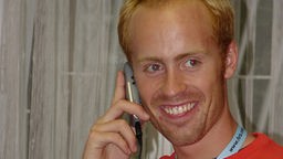 Sven Müller telefoniert mit seinem Handy