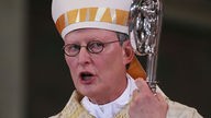 Erzbischof Rainer Maria Woelki hält den Bischofsstab in der Hand