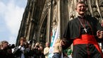 Erzbischof Rainer Maria Woelki beim Verlassen des Kölner Doms
