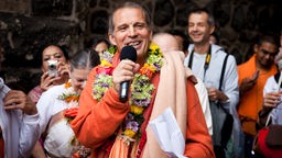 Sacinandana Swami von Hare Krishna spricht vor Gläubigen