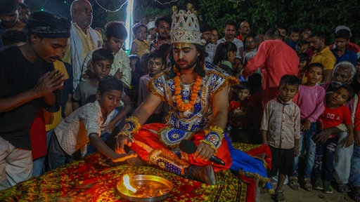 Ein Mann tritt beim Hindu-Fest Ramlila auf