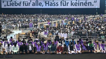 Muslime der Ahmadiyya-Gemeinde in Deutschland versammeln sich in der Messe Stuttgart zu einem Gebet
