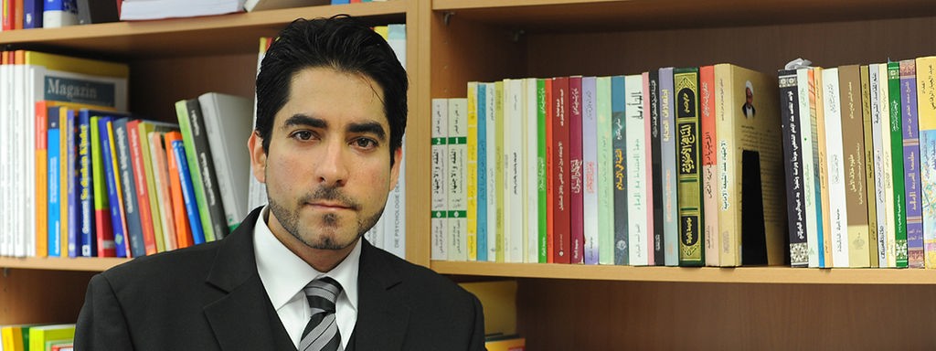 Mouhanad Khorchide, Professor für Islamische Religionspädagogik der Universität Münster, vor einem Bücherregal