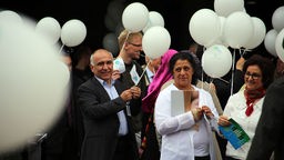 Teilnehmer des Dialogtages in Krefeld mit Luftballons