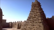 Blick auf das Minarett einer Moschee in der Wüstenstadt Timbuktu, Mali