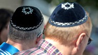 Jüdische Männer mit Kippa auf dem Kopf