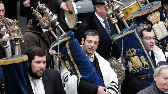 Jüdische Gemeindemitglieder tragen am 01.02.07 die Thorarollen in die neue Gelsenkirchener Synagoge