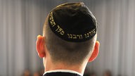 Mitglied einer jüdischen Gemeinde mit Kippa auf dem Kopf