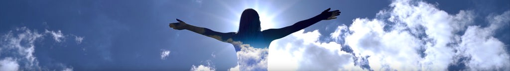 Silhouette eines Menschen mit ausgebreiteten Armen vor blauem Himmel
