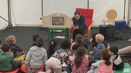 Märchenlesung im Kinderzelt beim Bücherbummel