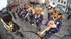 Trompetenspieler mit Masken in der Düsseldorfer Altstadt 