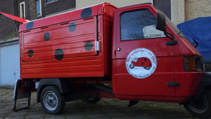 In Duisburg Hamborn fährt ein rotes Kirchenmobil.