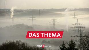 Hochspannungsleitungen Strommasten im Ruhrtal zwischen Essen und Bochum im Morgennebel