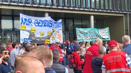 Auf dem Foto sind Protestierende zu sehen, die Banner mit der Aufschrift Nur gemeinsam stark und Ohne uns keine Energiewende hochhalten