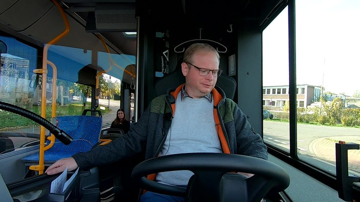 Portrait eines fahrenden Busfahrers